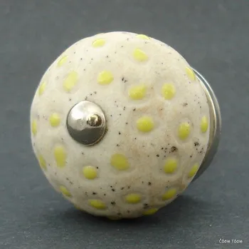 Nábytkové kování Nábytková úchytka se žlutými reliéfními tečkami 4 cm - knopka