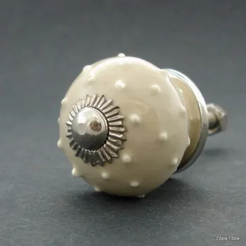Nábytkové kování Nábytková úchytka krémová s reliéfními tečkami 3 cm - knopka