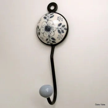 Věšák Věšák s bílou keramickou ozdobou s šedou kresbou