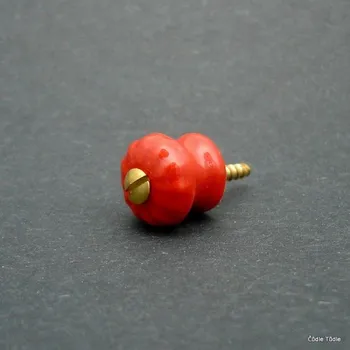 Nábytková knopka červená 1,4 cm s vrutem- úchytka