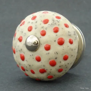 Nábytkové kování Nábytková úchytka s červenými reliéfními tečkami 4 cm - knopka