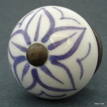 Nábytkové kování Nábytková úchytka bílá s fialovým ornamentem 4 cm - knopka