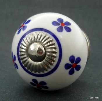 Nábytkové kování Nábytková úchytka bílá s modrými kytičkami 4 cm - knopka