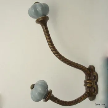 Věšák Věšák s šedou keramickou zdobou