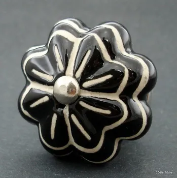 Nábytkové kování Nábytková úchytka černá s reliéfní kresbou 4,2 cm - knopka