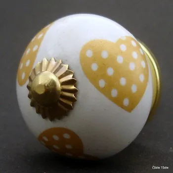 Nábytkové kování Nábytková úchytka bílá s tmavě žlutými srdíčky 3,7 cm - knopka