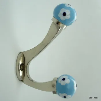 Věšák Věšák s modrou keramickou ozdobou