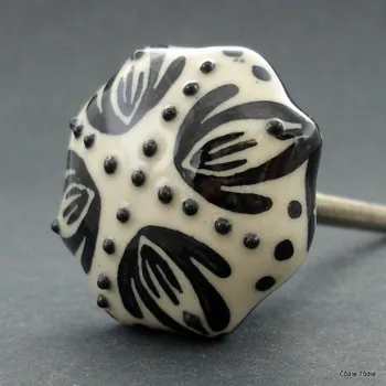 Nábytkové kování Nábytková úchytka krémová s černou kresbou - knopka