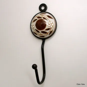 Věšák Věšák s bílou keramickou ozdobou s hnědou kresbou