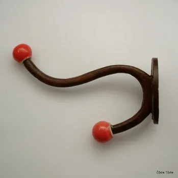 Věšák Věšák s červenými keramickými ozdobami