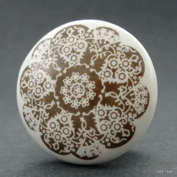 Nábytkové kování Nábytková úchytka s hnědým potiskem 4 cm - knopka