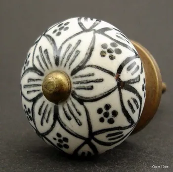Nábytková úchytka bílá s černou kresbou 3,7 cm - knopka
