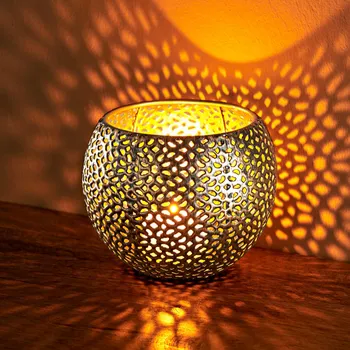 Svícen Kovový svícen Průměr 11 cm, výška 8,5 cm.