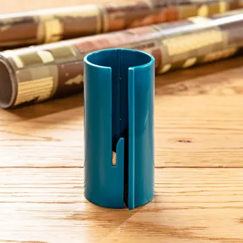 Řezačka na role papíru Ø 6 cm, výška 10 cm.