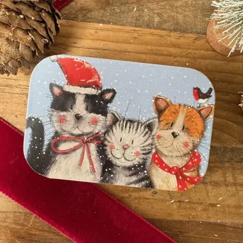 Dóza na potraviny Dózička Festive Cats 6*4*1,5 cm, Alex Clark (Plechová vánoční dóza s kočkou, kočky)