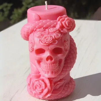 Svíčka Dekorační svícen Lebka s růžemi a hadem růžová