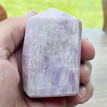 Kunzit špice - obelisk 4 cca 6,9 x 4,1 x 2,8 cm, 210 g