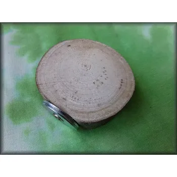 Dřevěné stupátko kolo asi 6 cm se šroubem