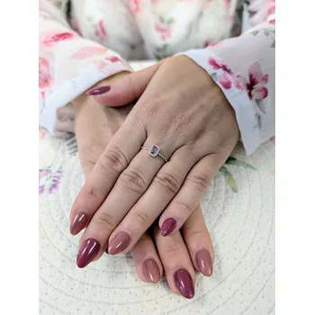 Prsten Zlatý minimalistický prsten s fialovým zdobením Velikost prstenu: 59, Váha: 1,28 g, Ryzost: 14kt (585/1000)
