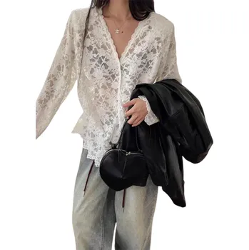 Dámská košile Elegantní dámská krajkovaná košile s dlouhým rukávem Průsvitná halenka s výstřihem do V a zapínáním na knoflíky Jednobarevný top z polyesteru bílá