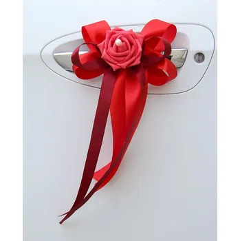 Svatební mašle na kliku dveří – červená elegantní dekorace