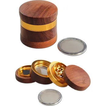 Čtyřdílná drtička „Black Leaf“ je vyrobena z jemného dřeva na vnější straně, což vytváří příjemný pocit při otáčení tam a zpět.