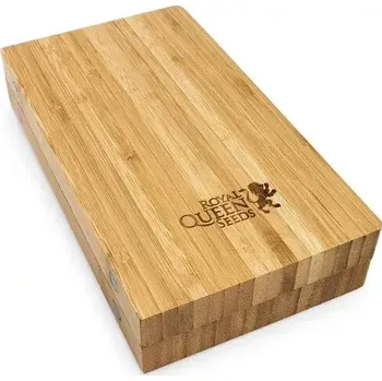 Stylový bambusový magnetický tácek na balení od RQS s praktickými přihrádkami na balící pomůcky. Víko drží silný magnet a obsahuje logo Royal Queen Seeds. Ideální pro pohodlné balení!