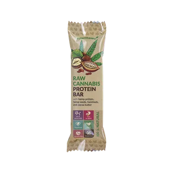 Rostlinná konopná proteinová tyčinka s konopnými semínky, s lískovými oříšky a kakaovým máslem.