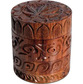 Víčko má magnetický uzávěr, všechny další části jsou se závitem. Drtička má hroty ve tvaru diamantu, komoru se sítem a spodní komoru.