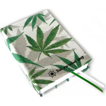 Osobní rozvoj Připravili jsme diář, který vám může pomoci změnit život. Ptáte se, jak? Jak žít šťastněji? Prostě jenom tak, že si budete všímat toho, co je ve vašem životě hezké.