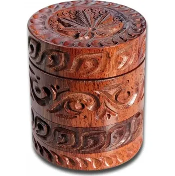 Hliníková / palisandrová drtička 'Leaf' 4-dílná - Tato drtička je vyrobena z palisandru se složitými ornamenty a konopným listem na víku. Víko má magnetický uzávěr, všechny další části jsou šroubovatelné. Drtička má diamantem broušené zuby, komoru se síte