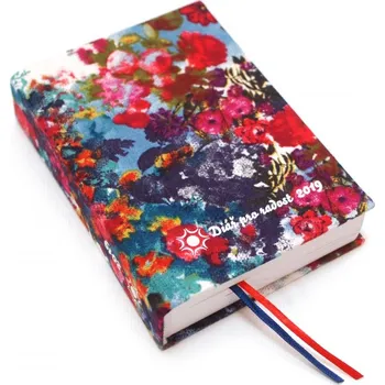 Osobní rozvoj Připravili jsme diář, který vám může pomoci změnit život. Ptáte se, jak? Jak žít šťastněji? Prostě jenom tak, že si budete všímat toho, co je ve vašem životě hezké.