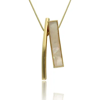 Náhrdelník Yvon Dekoltový náhrdelník MIRADA s mléčně bílou mušlí a geometrickým přívěskem