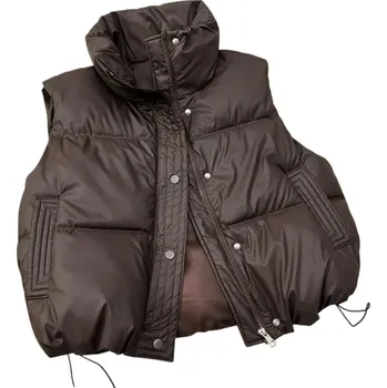 Dámská vesta Dámská zimní vesta s rolákem a kapsičkami Jednobarevná hřejivá vesta se zapínáním na zip z bavlny a polyesteru Stylový doplněk pro chladné dny hnědá S