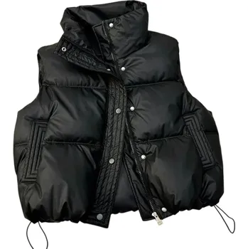 Dámská vesta Dámská zimní vesta s rolákem a kapsičkami Jednobarevná hřejivá vesta se zapínáním na zip z bavlny a polyesteru Stylový doplněk pro chladné dny černá M