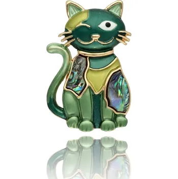 Brož Yvon Veselá brož na magnet s kočičkou a mušlí Abalone zelená
