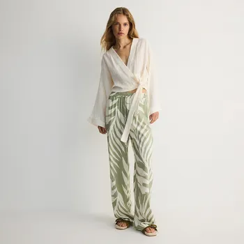 Dámské kalhoty Reserved - Kalhoty palazzo s potiskem - bledá zelená - 001BV-07X - 001BV-07X-XS