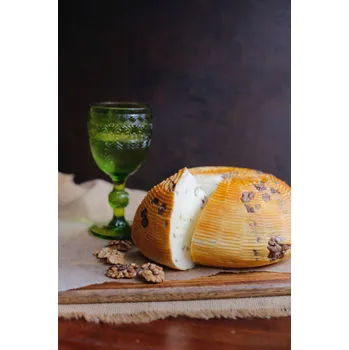 Pařený uzený sýr s vlašskými ořechy, 120 g