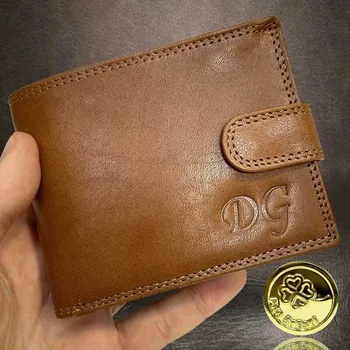 Peněženka Tvůj vlastní MONOGRAM v ceně na této kožené peněžence. Odesíláme do 24hodin Vyberte variantu: + ražba monogramu (C) Klasicky Times N. Roman + Akce - zlatá mince Pro štěstí ZDARMA