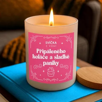 Žertovný předmět Svíčka s vůní připáleného koláče a sladké paniky - vonná svíce s potiskem- Tričkový.cz