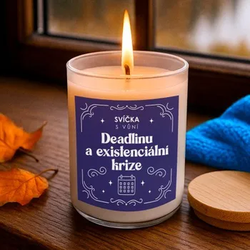 Žertovný předmět Svíčka s vůní deadlinu a existenciální krize - vonná svíce s potiskem- Tričkový.cz