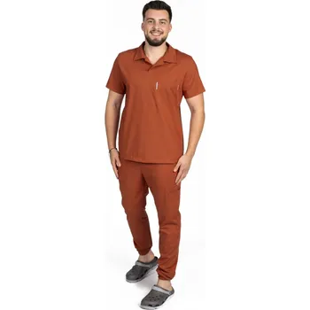 Zdravotnický oděv Pánský karamelový strečový polo oblek s halenkou do v a teplákovými kalhotami se stahovací šňůrkou a gumou
