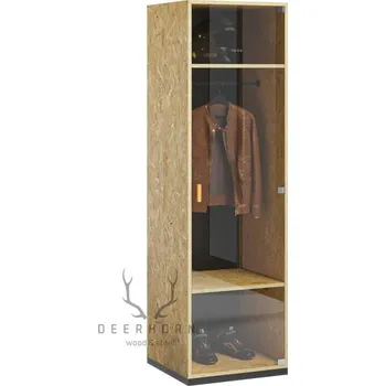 Šatní skříň Skříň motocyklisty z OSB desek s prosklením