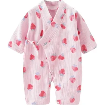 Kojenecký overall Mušelínový bavlněný overal pro novorozence s dlouhým rukávem a výstřihem do V Růžový unisex overal s motivem jahod a šněrovacími rozparky 9-12 měsíců
