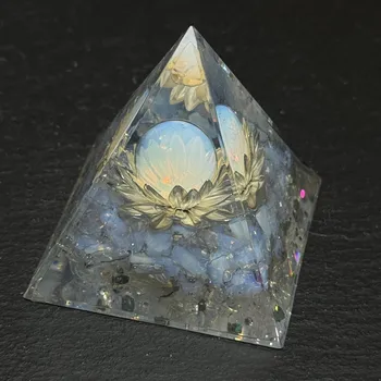 Drahý kámen Pyramida Orgonit | 50x50mm | 73g | Opál s Lotosem