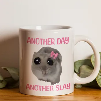 Hrnek Another Day Another Slay, křeček Meme - Červená