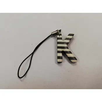 Přívěsek Fimo přívěsek na mobil - písmeno "K" černobílý