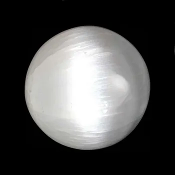 Přírodní selenitová koule 3,5–4 cm | Esoterický očistný kámen z Maroka