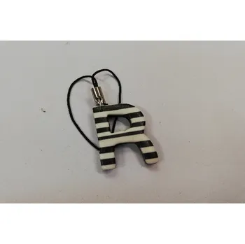 Přívěsek Fimo přívěsek na mobil - písmeno "R" černobílý