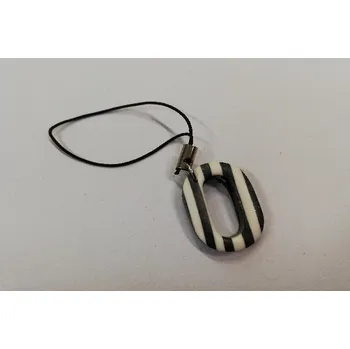 Přívěsek Fimo přívěsek na mobil - písmeno "O" černobílý